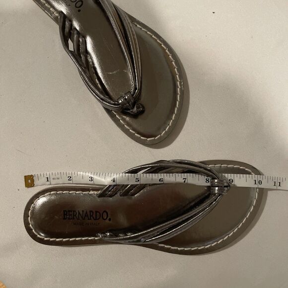 Bernardo Iconic Miami Sandals Metallic Pewter Made Italy Leather Thong Flat 8 - Picture 7 of 7